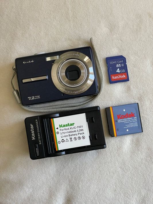 Kodak EasyShare M763 7.2 MP Digital Camera Bundle - Blue
