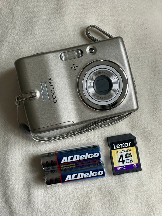 Nikon CoolPix L11 6 MP Digital Camera Bundle - Silver