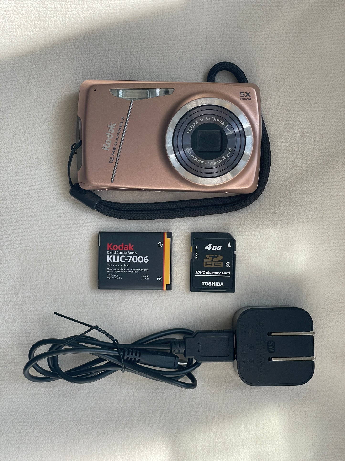 Kodak EasyShare M550 12 MP Digital Camera Bundle - Pink - In Box