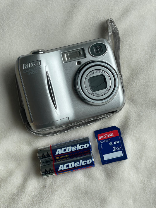 Nikon CoolPix 4100 4.0 MP Digital Camera Bundle