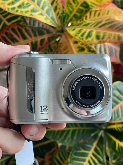Kodak EasyShare C143 12 MP Digital Camera Bundle - Silver