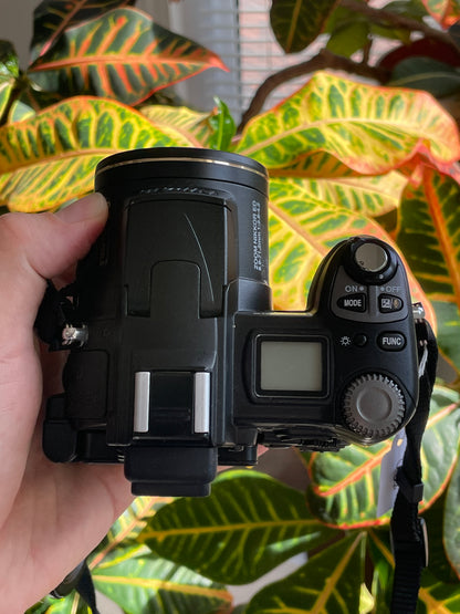 Nikon CoolPix E8700 8.0 MP Digital Camera Bundle - Black