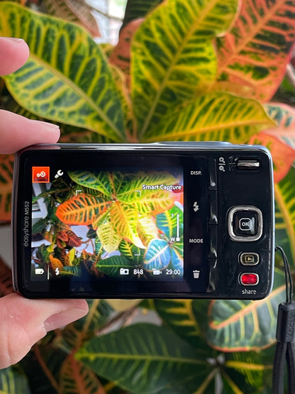 Kodak EasyShare M552 14 MP Digital Camera Bundle - Light Blue