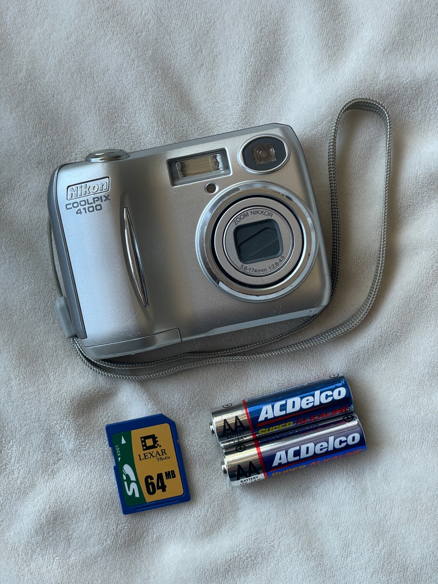 Nikon CoolPix 4100 4.0 MP Digital Camera Bundle