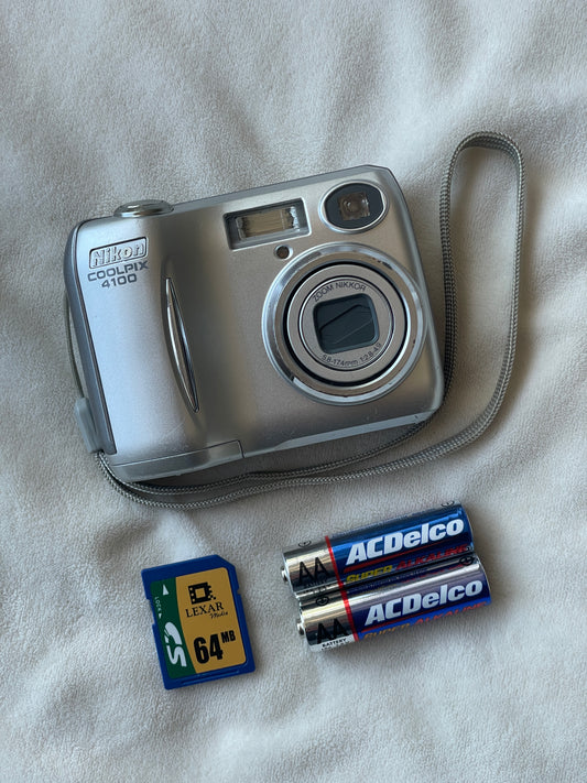 Nikon CoolPix 4100 4.0 MP Digital Camera Bundle