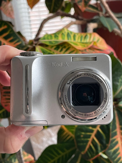 Kodak EasyShare C875 8.0 MP Digital Camera Bundle - Silver