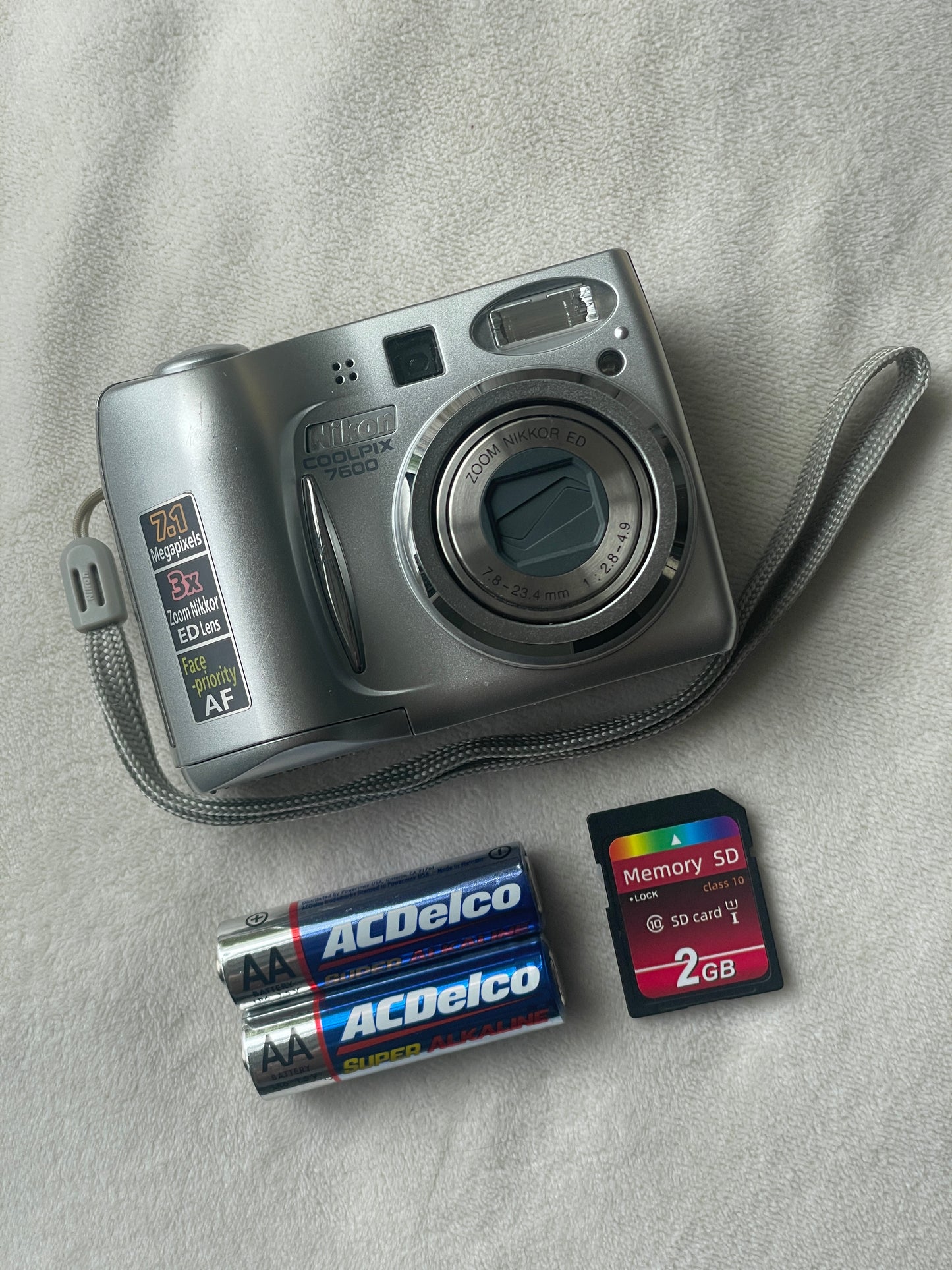 Nikon CoolPix 7600 7.1 MP Digital Camera Bundle