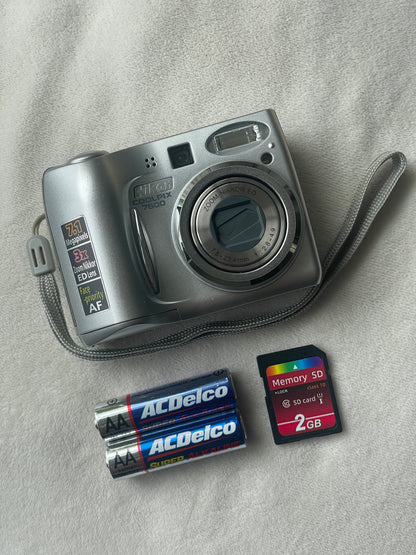 Nikon CoolPix 7600 7.1 MP Digital Camera Bundle