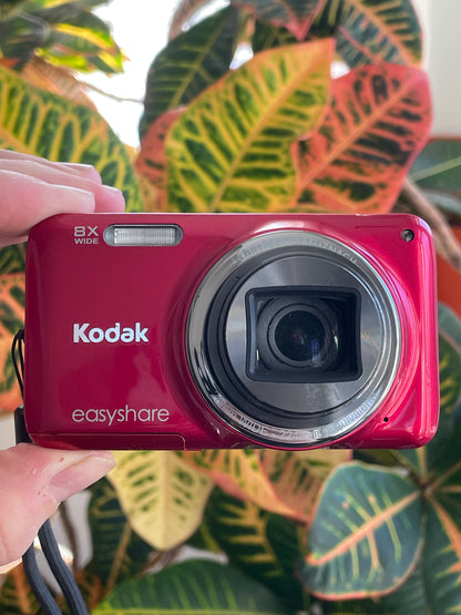 Kodak EasyShare M583 14 MP Digital Camera Bundle - Red