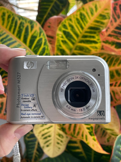 HP Photosmart M527 6.0 MP Digital Camera Bundle - Silver