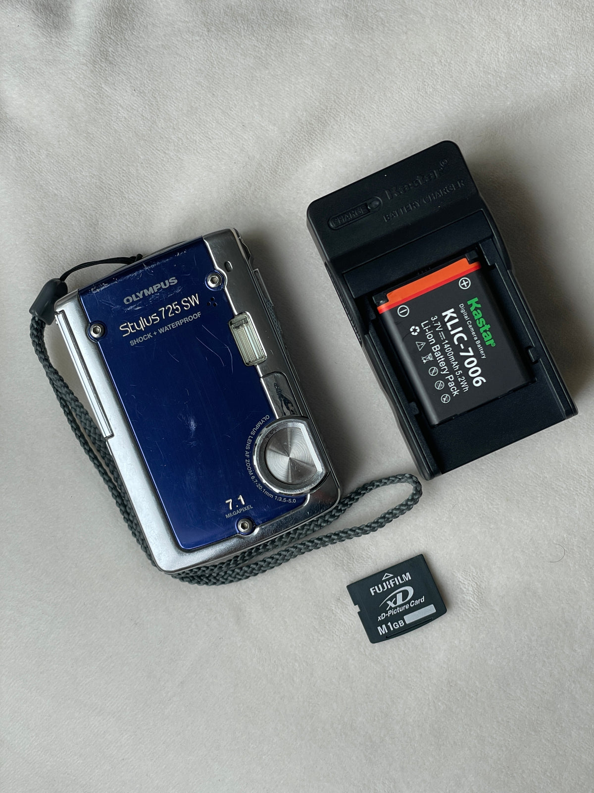Olympus Stylus 725 SW 7.1 MP Digital Camera Bundle - Blue – OMWP 