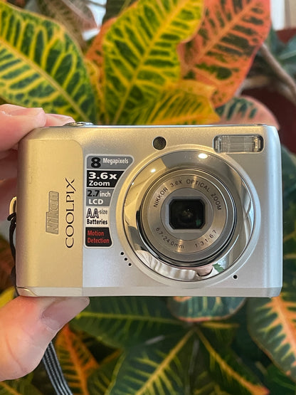 Nikon CoolPix L19 8.0 MP Digital Camera Bundle - Silver