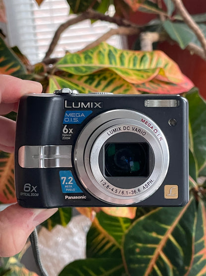 Panasonic Lumix DMC-LZ7 7.2 MP Digital Camera Bundle - Black