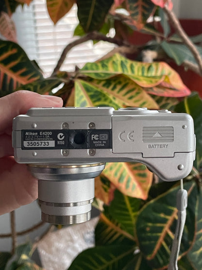 Nikon CoolPix 4200 4.0 MP Digital Camera Bundle - Silver