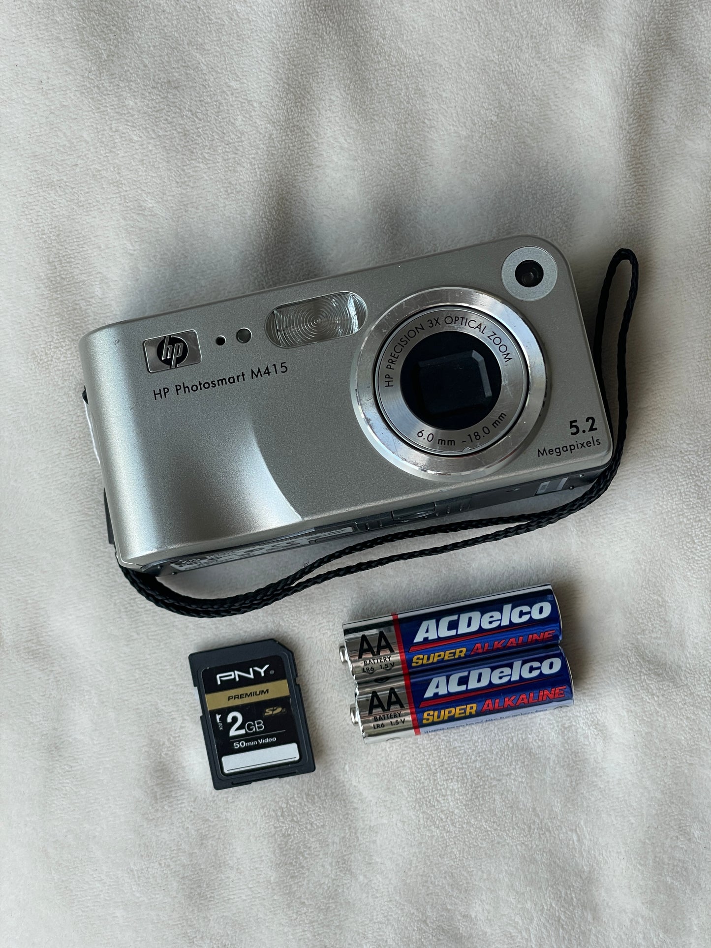 HP Photosmart M415 5.2 MP Digital Camera Bundle - Silver