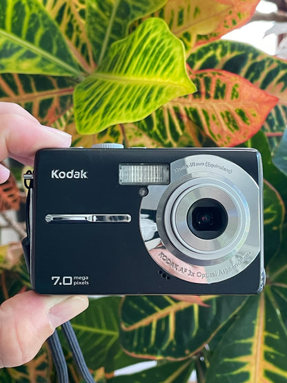 Kodak EasyShare M753 7.0 MP Digital Camera Bundle - Black