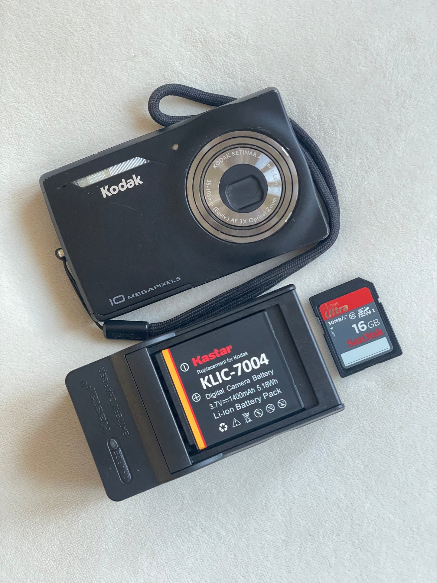 Kodak EasyShare M1033 10.0 MP Digital Camera Bundle - Black