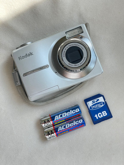 Kodak EasyShare C613 6.2 MP Digital Camera Bundle - White