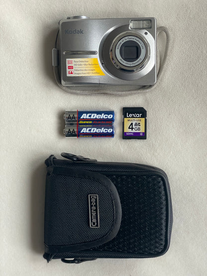 Kodak EasyShare C1013 10.3 MP Digital Camera Bundle - Silver