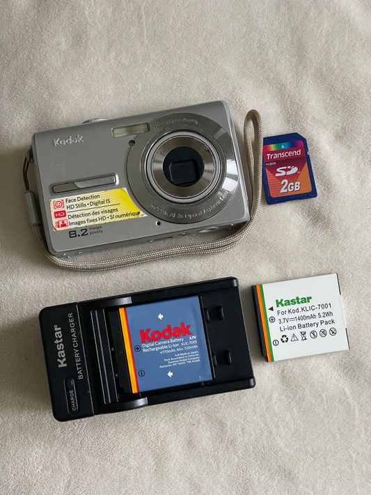 Kodak EasyShare M863 8.2 MP Digital Camera Bundle - Silver