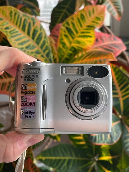 Nikon CoolPix E5600 5.1 MP Digital Camera Bundle - Silver