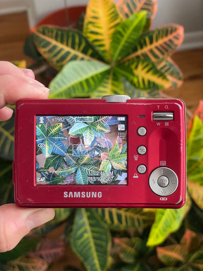Samsung S630 6.0 MP Digital Camera Bundle - Red