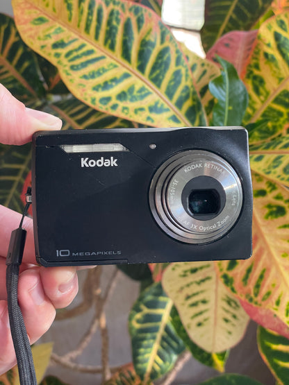 Kodak EasyShare M1033 10.0 MP Digital Camera Bundle - Black