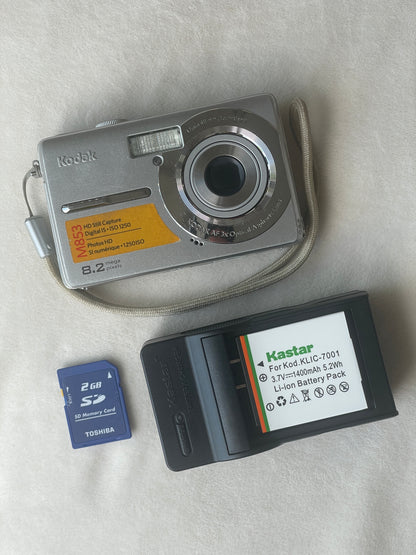 Kodak EasyShare MD853 8.2 MP Digital Camera Bundle - Silver