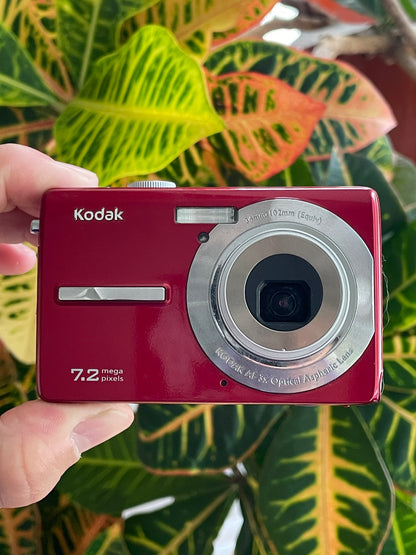 Kodak EasyShare M763 7.2 MP Digital Camera Bundle - Red