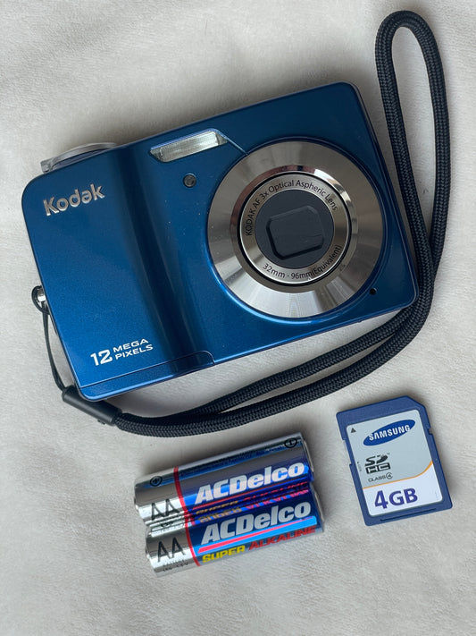 Kodak EasyShare CD82 12 MP Digital Camera Bundle - Blue