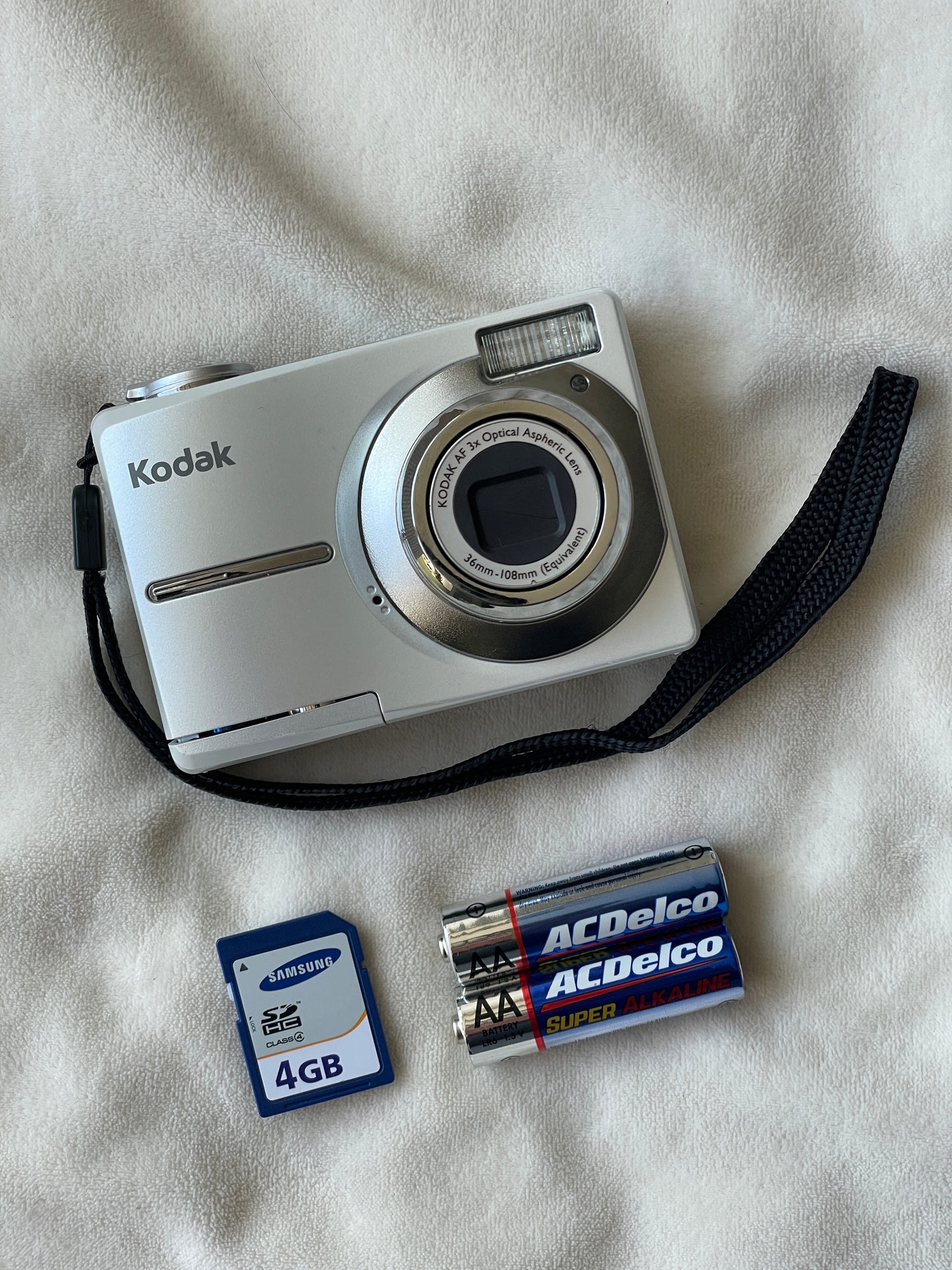 Kodak EasyShare C613 6.2 MP Digital Camera Bundle - Pearl White