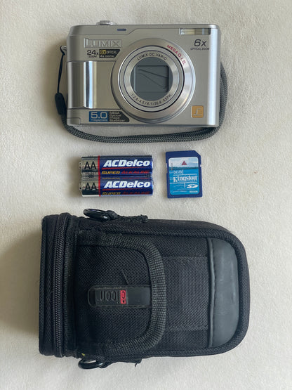 Panasonic Lumix DMC-LZ2 5.0 MP Digital Camera Bundle - Silver