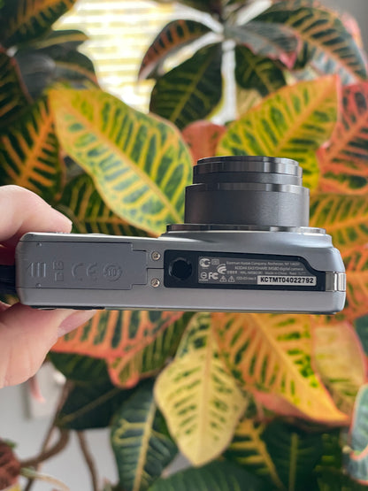 Kodak EasyShare M580 14 MP Digital Camera Bundle - Grey