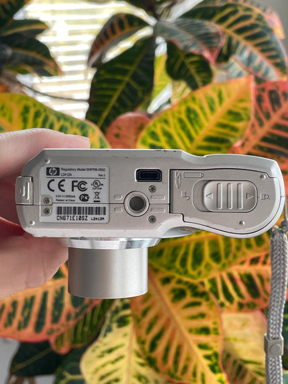 HP Photosmart M527 6.0 MP Digital Camera Bundle - Silver