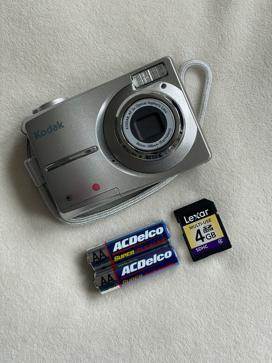 Kodak EasyShare C713 7.0 MP Digital Camera Bundle - Silver