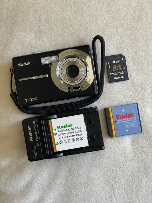 Kodak EasyShare M753 7.0 MP Digital Camera Bundle - Black