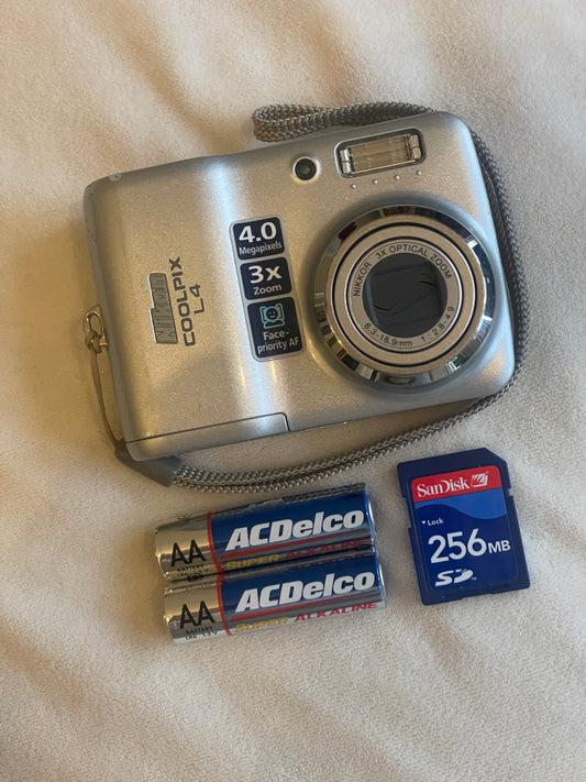 Nikon CoolPix L4 4.0 MP Digital Camera Bundle - Silver