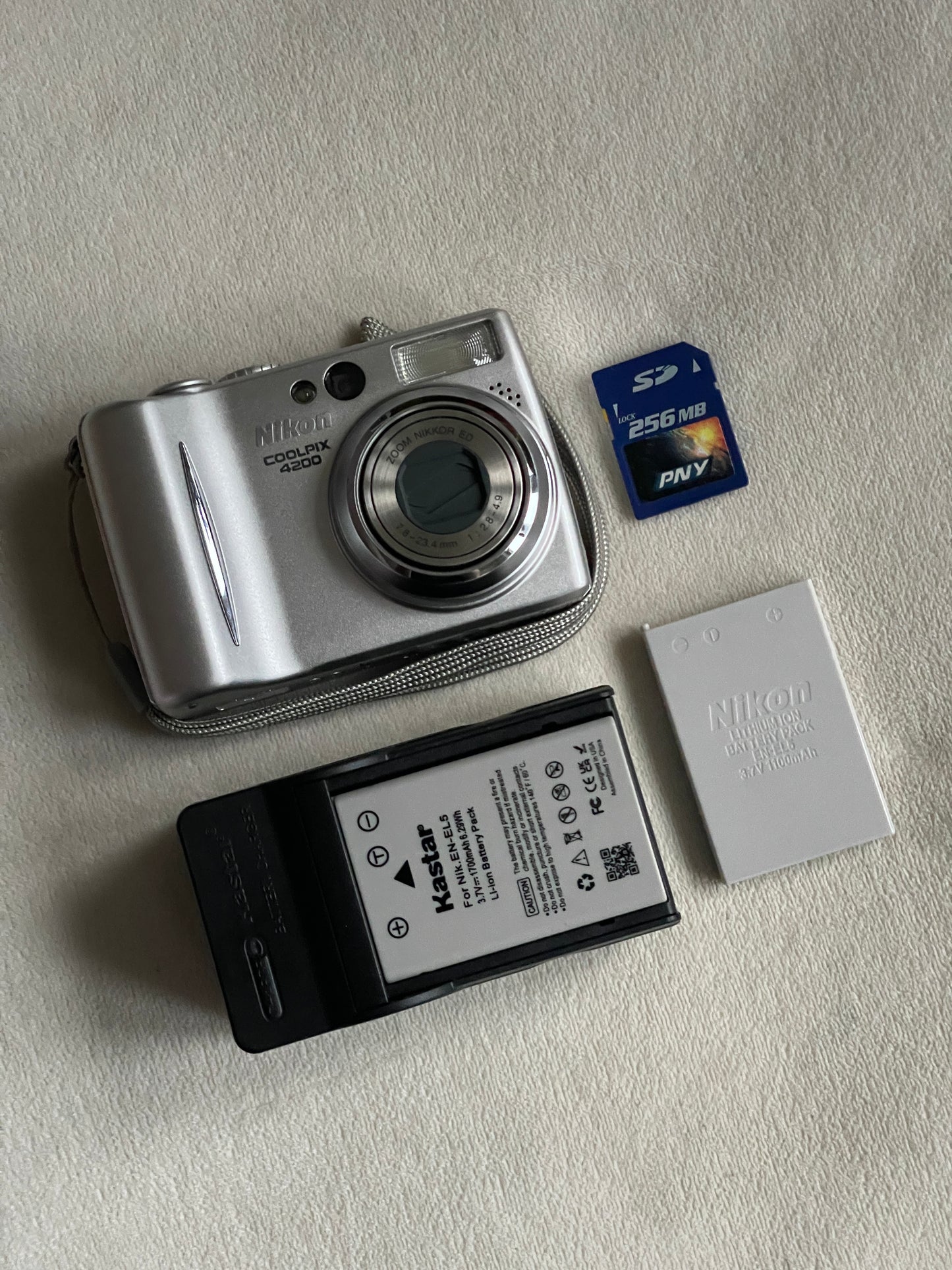 Nikon CoolPix 4200 4.0 MP Digital Camera Bundle - Silver