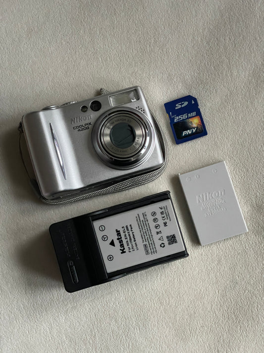 Nikon CoolPix 4200 4.0 MP Digital Camera Bundle - Silver
