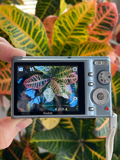 Kodak EasyShare M893 8.1 MP Digital Camera Bundle - Aqua