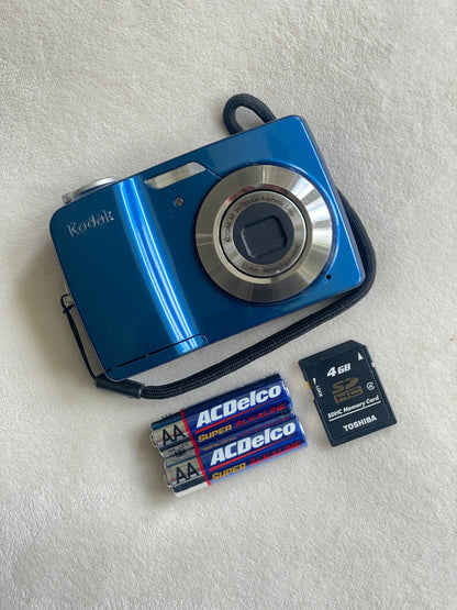 Kodak EasyShare CD82 12 MP Digital Camera Bundle - Blue