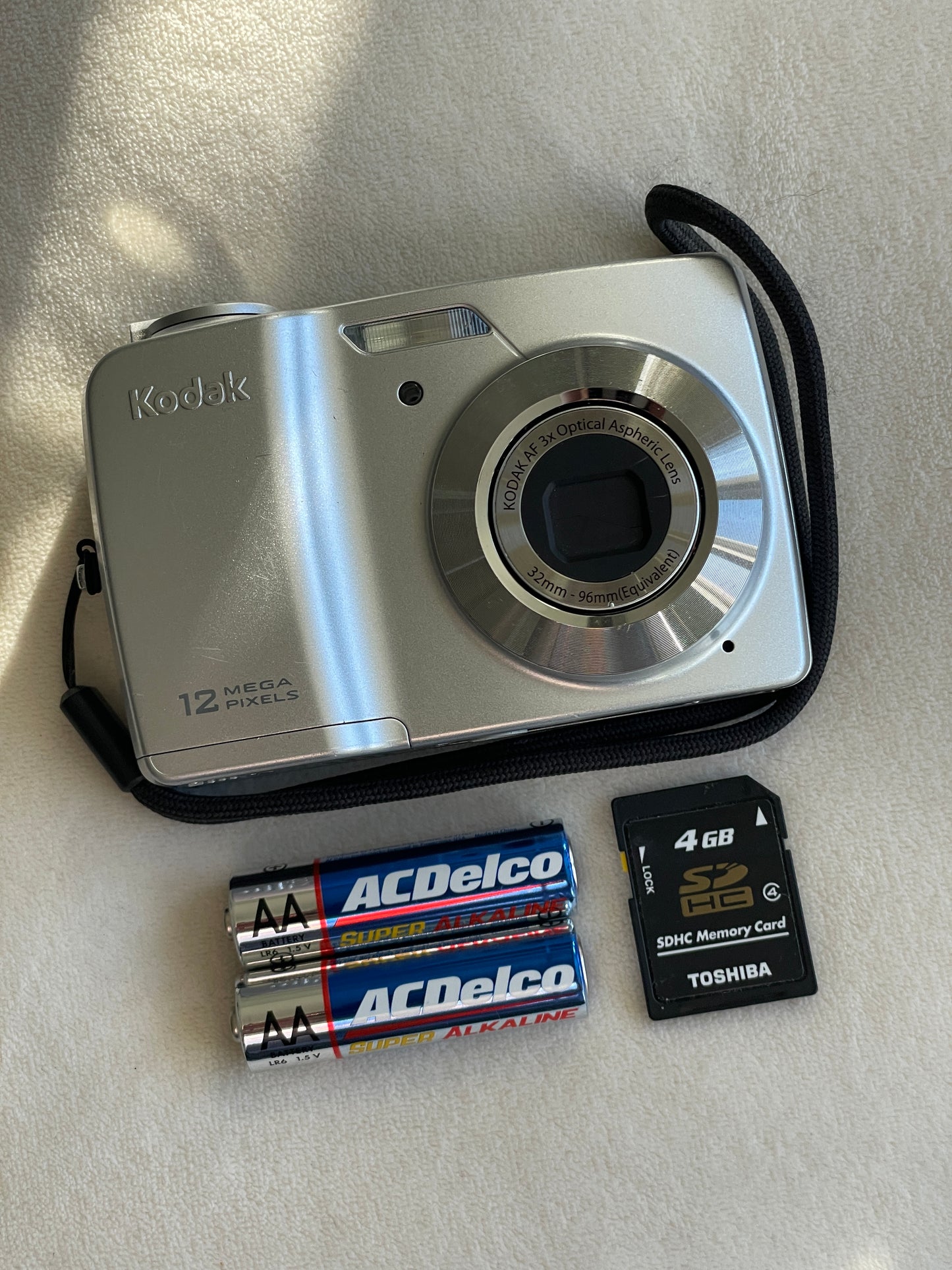 Kodak EasyShare C182 12 MP Digital Camera Bundle - Silver