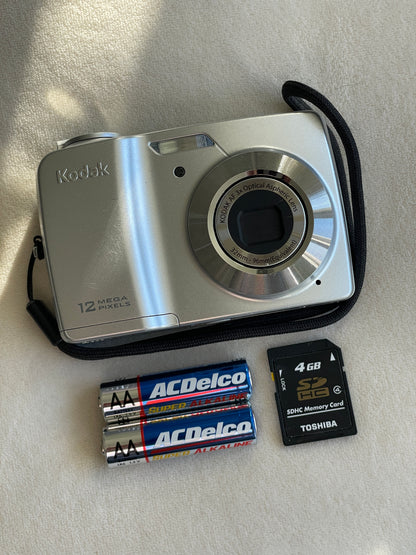 Kodak EasyShare C182 12 MP Digital Camera Bundle - Silver