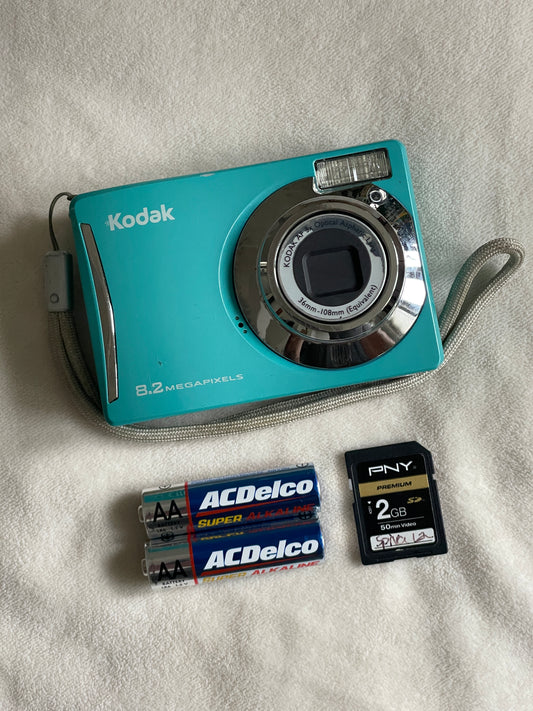 Kodak EasyShare C140 8.2 MP Digital Camera Bundle