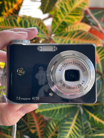 GE A730 7.0 MP Digital Camera Bundle - Black