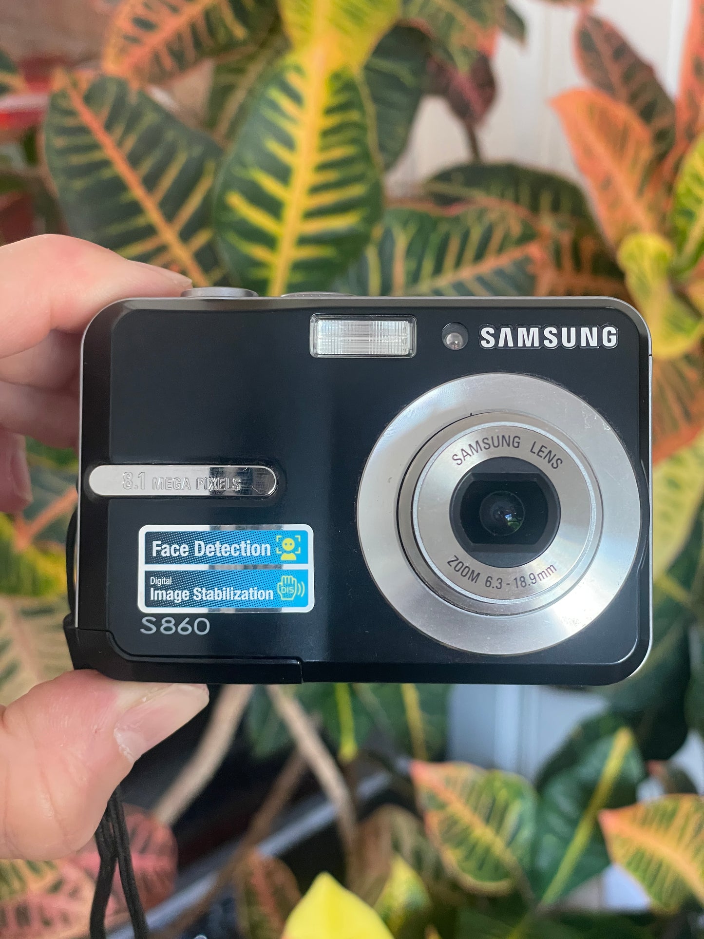 Samsung S860 8.1 MP Digital Camera Bundle