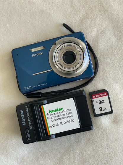 Kodak EasyShare M340 10.2 MP Digital Camera Bundle - Blue
