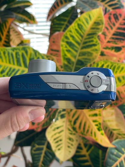 Kodak EasyShare CD82 12 MP Digital Camera Bundle - Blue (In Box)