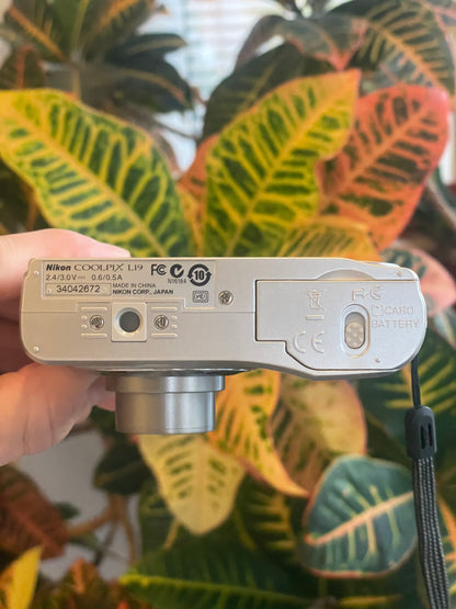 Nikon CoolPix L19 8.0 MP Digital Camera Bundle - Silver