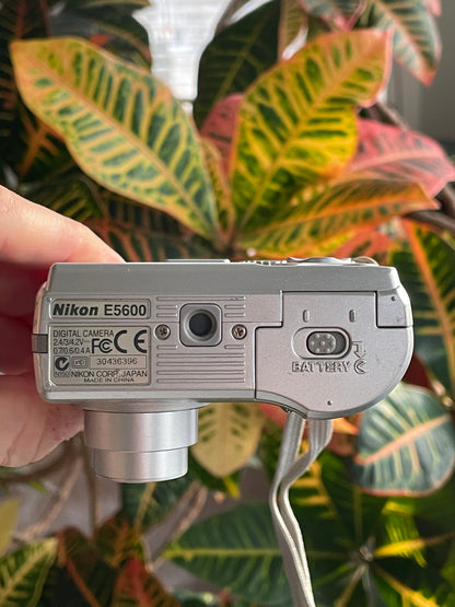 Nikon CoolPix E5600 5.1 MP Digital Camera Bundle - Silver